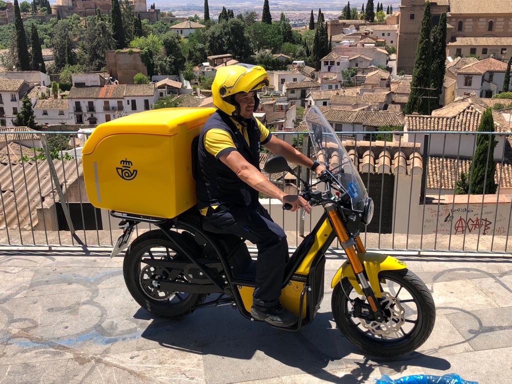 Correos suma a su flota de reparto ecológica 21 nuevas motos eléctricas ciberseguras en Granada y en Motril ya operativas